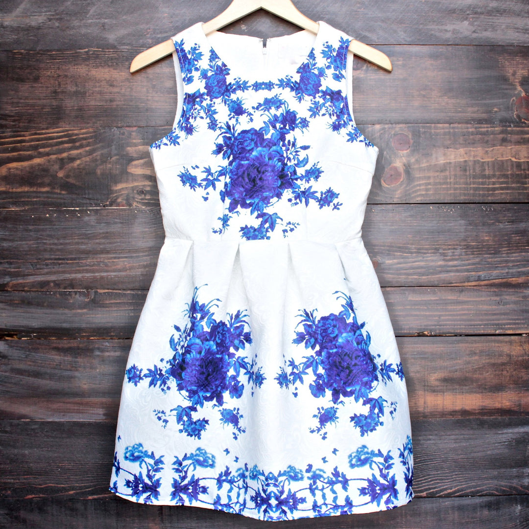 porcelain print embossed sleeveless dress in white and navy - shophearts - 1